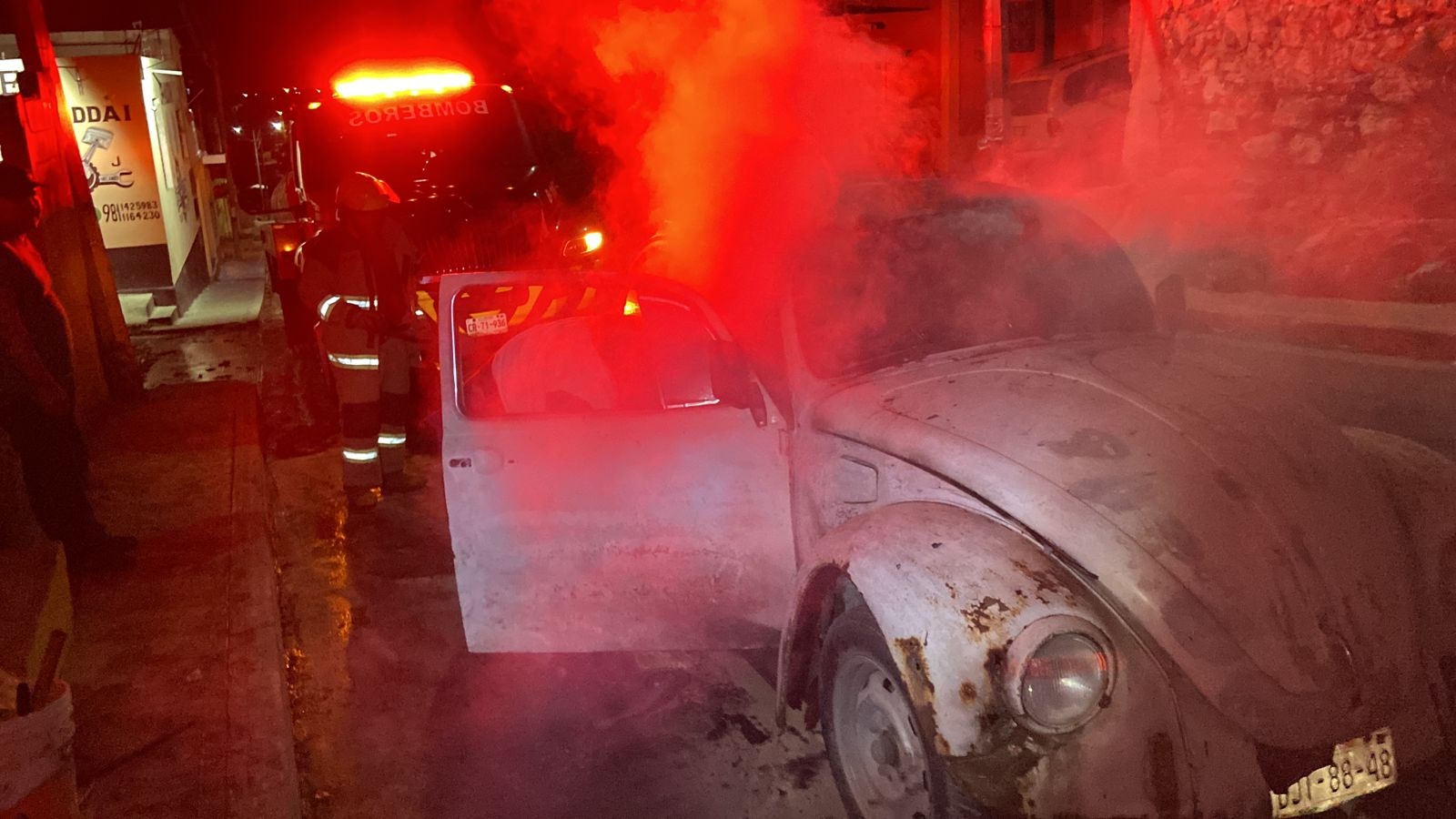 'Vochito' se incendia en la colonia Minas de Campeche