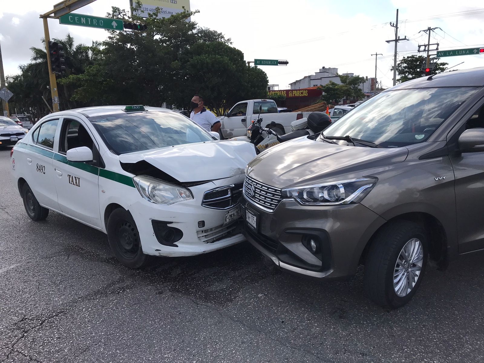 Los daños tras el choque entre un taxista y un automóvil en Cancún dejó daños por 70 mil pesos