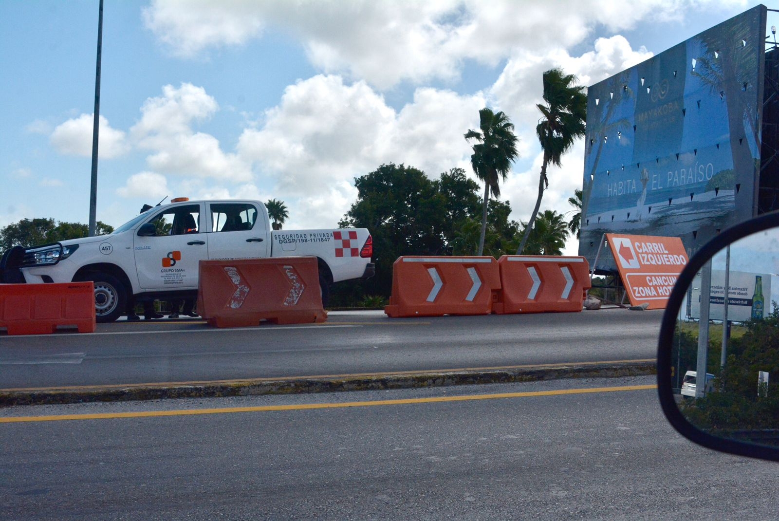 En el puente vehicular hacia la Zona Hotelera de Cancún  se colocaron vallas para bloquear el paso de automóviles