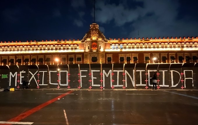 Colectivas se unieron para realizar pintas frente a las vallas que cubren Palacio Nacional. Foto: Twitter @antimonumenta
