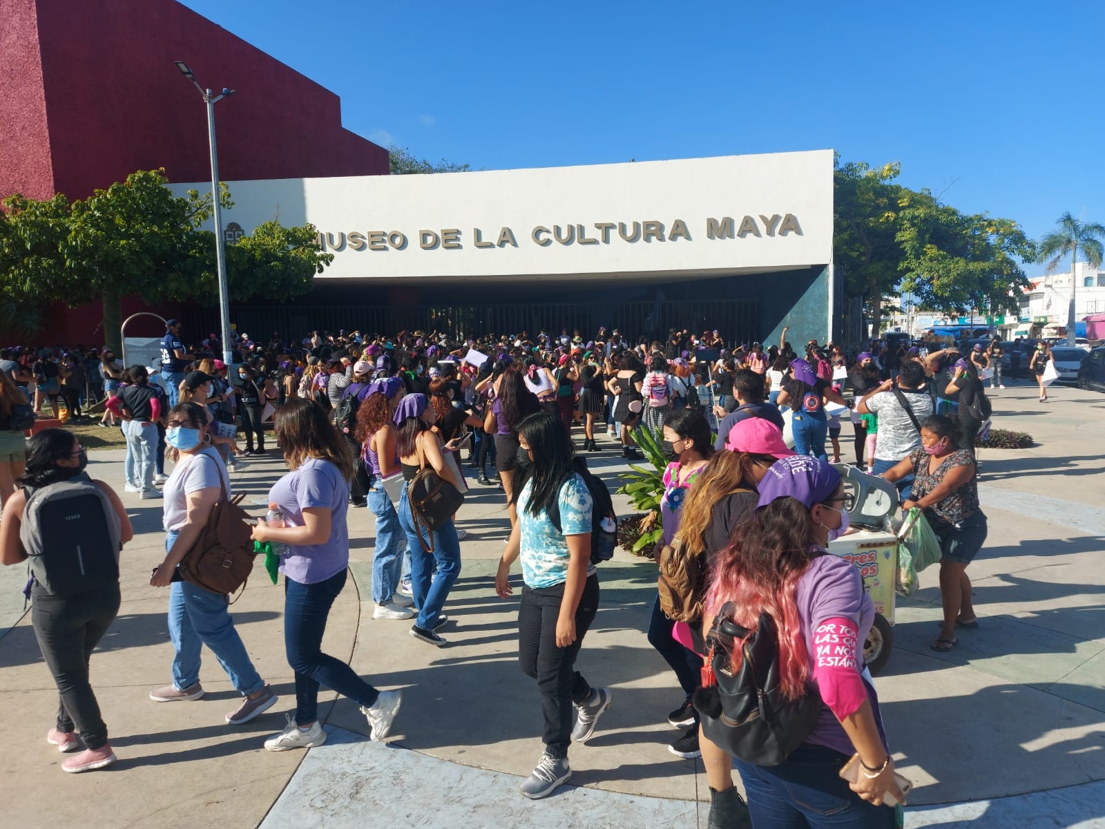 Mujeres realizan marcha para conmemorar el 8M en Chetumal: VIDEO