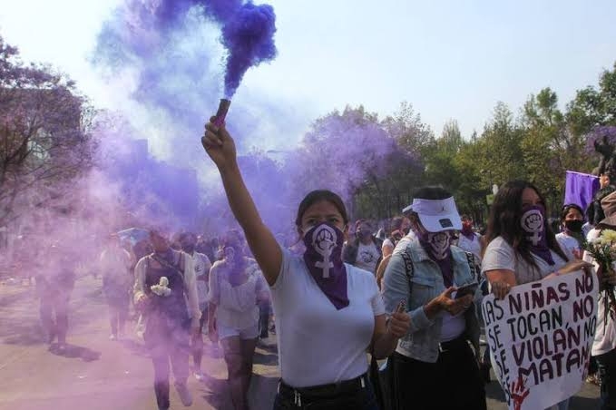 Captan el momento en que estructura de vidrio cae sobre manifestante durante marcha del 8M en CDMX