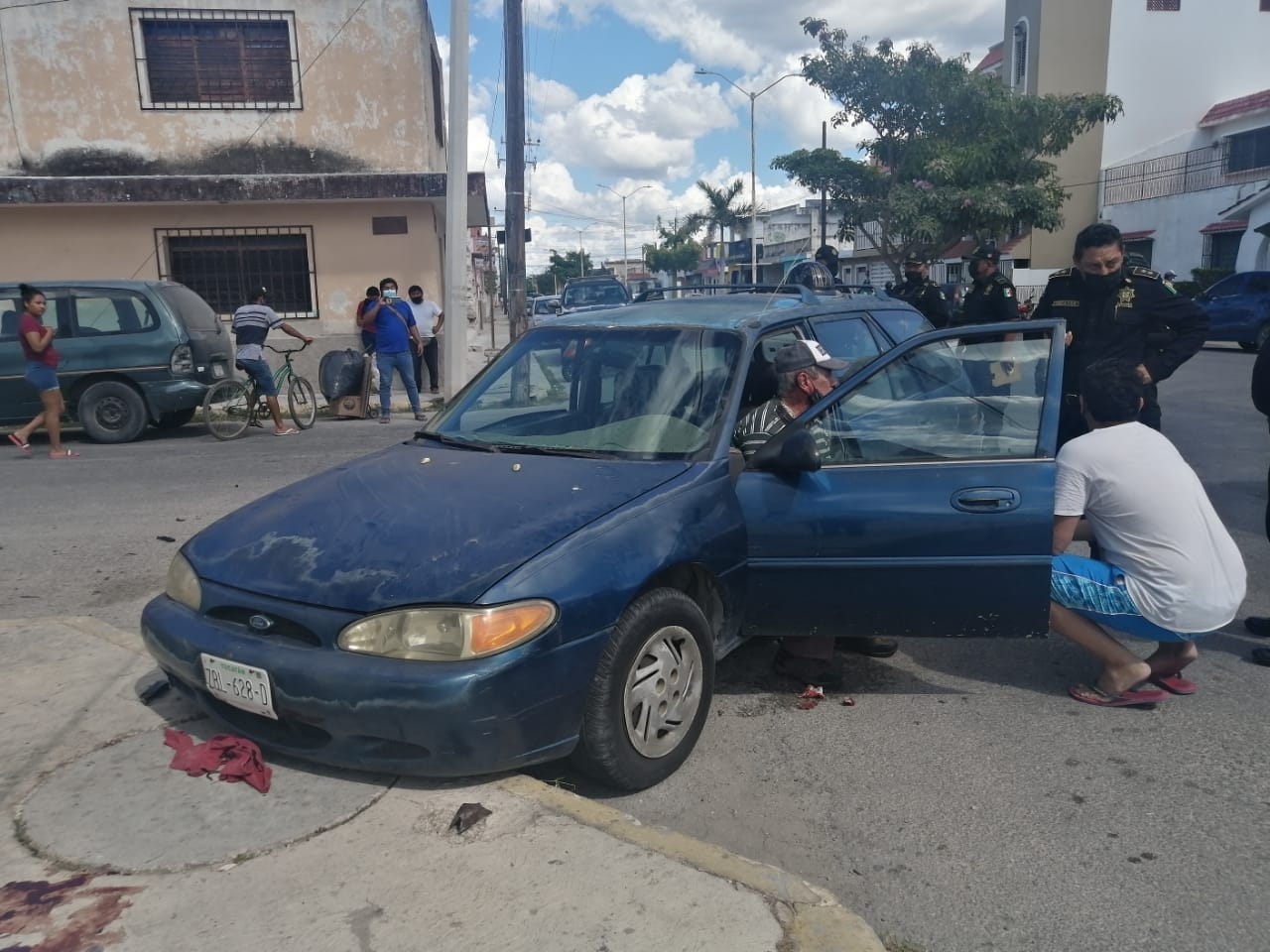 El golpe provocó que un auto se proyectara contra una familia