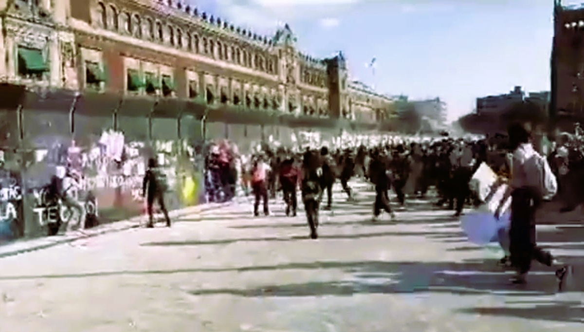 Feministas golpean vallas del Zócalo capitalino en protesta; antimotines las reciben con químico de extintores