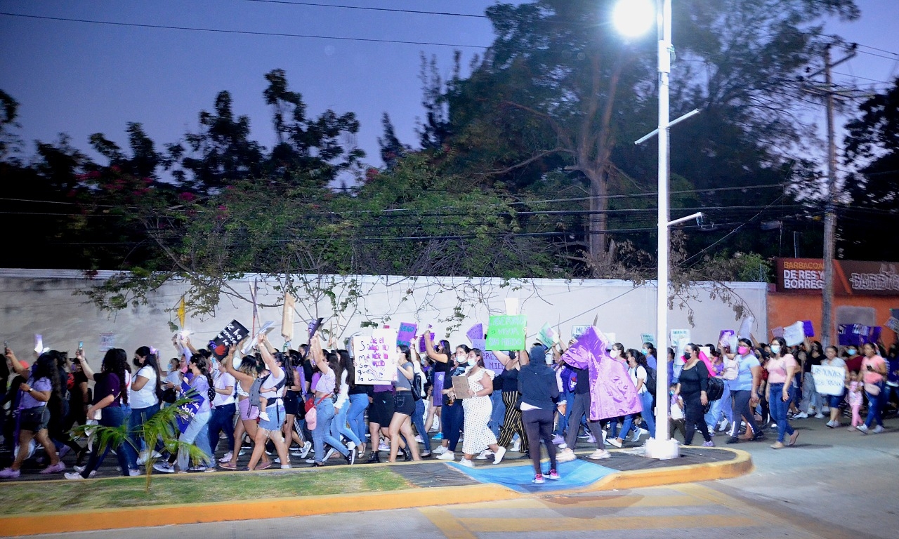 Marcha del 8M en Ciudad del Carmen congrega a más de 500 feministas