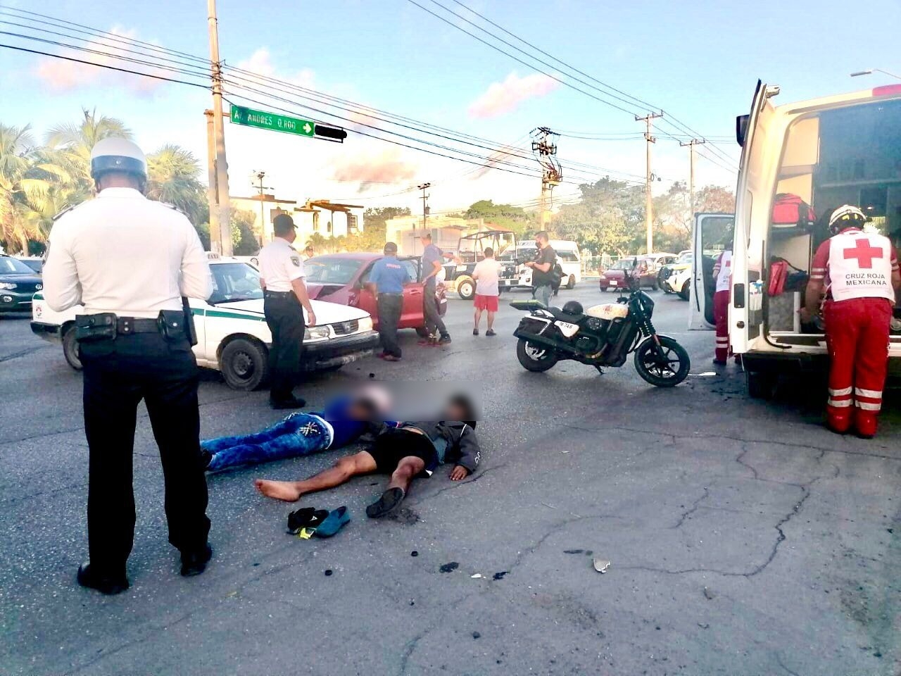 Motociclista y su acompañante resultan lesionados tras chocar en Cancún