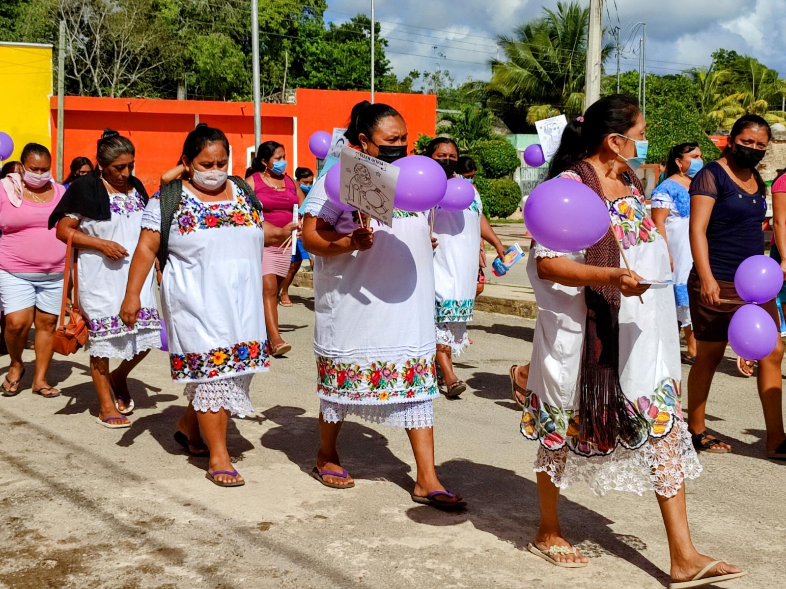 Sin importar la edad, las mujeres formaron sus contingentes y caminaron por las principales calles de sus poblaciones en Yucatán