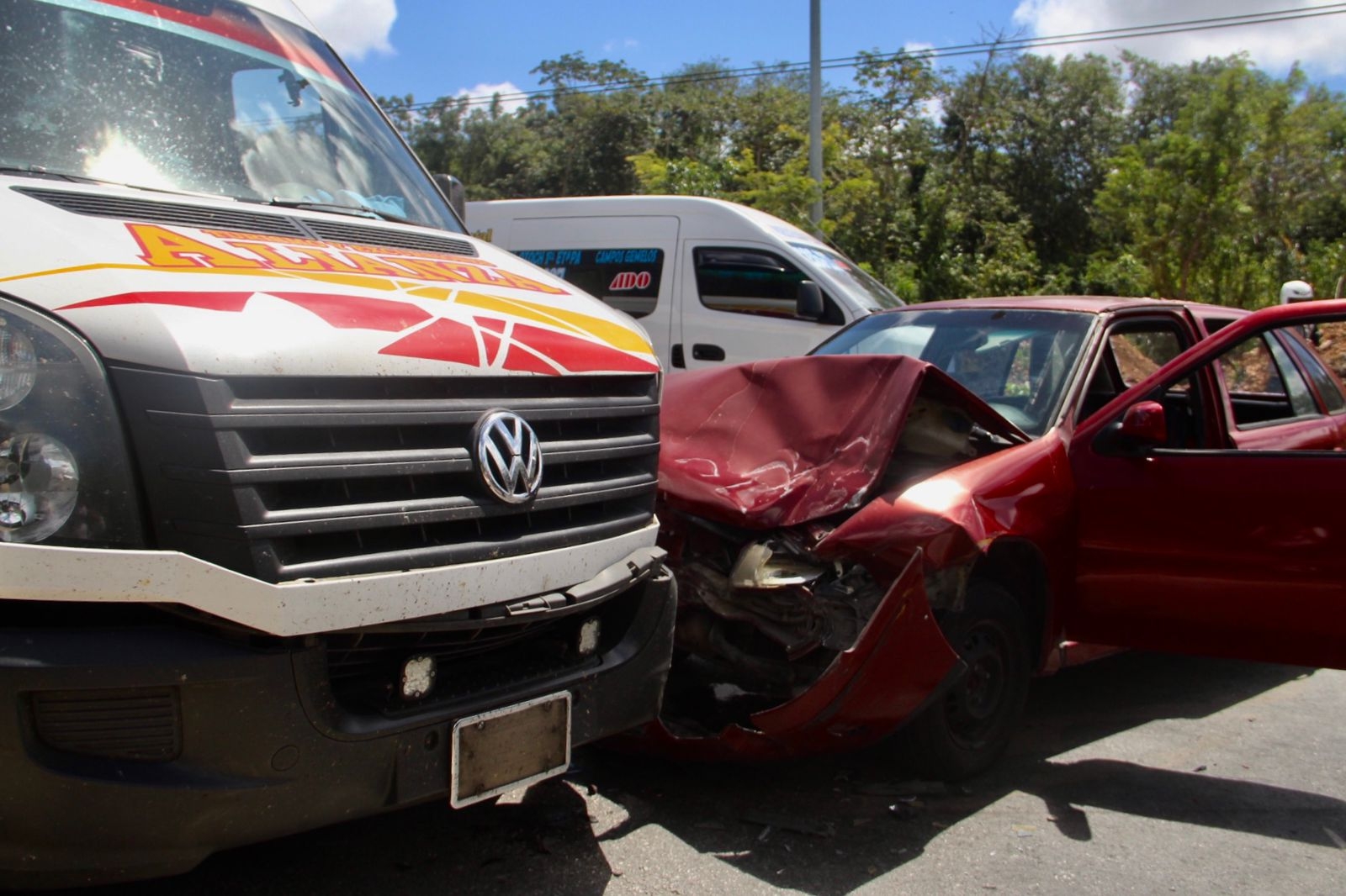 El menor y su madre fueron atendidos por paramédicos en el Arco Vial de Cancún tras el choque con la Van foránea