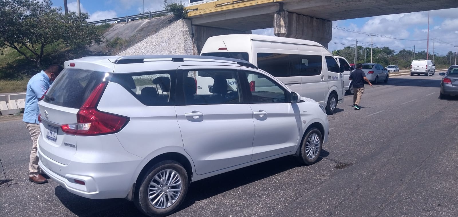 Tras el choque en el Boulevard Colosio, elementos de tránsito de Cancún acudieron al lugar para controlar la situación