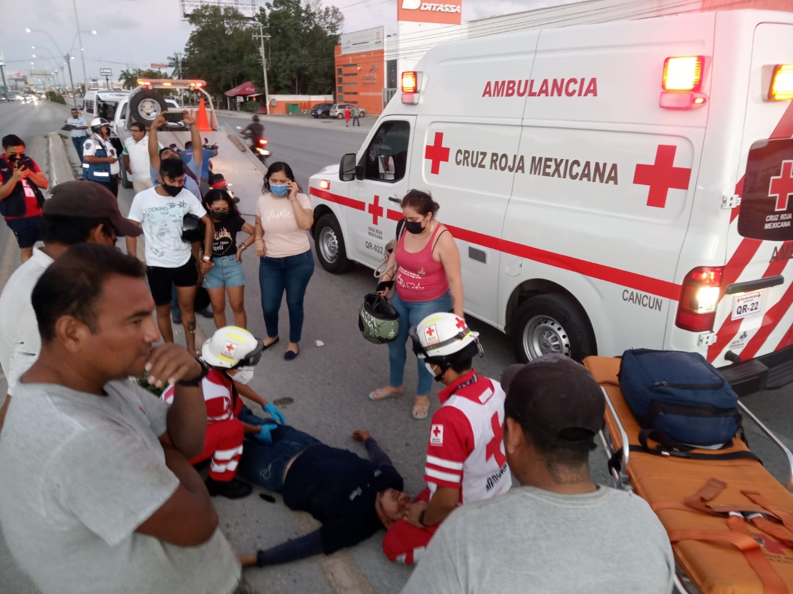 Conductor de una Van protagoniza accidente e intenta darse a la fuga en Cancún