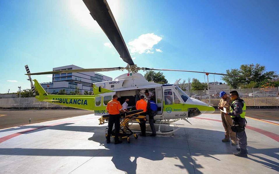 Una ambulancia aérea traslado a varios heridos a hospitales especializados. Foto: Twitter @EnriqueAlfaroR