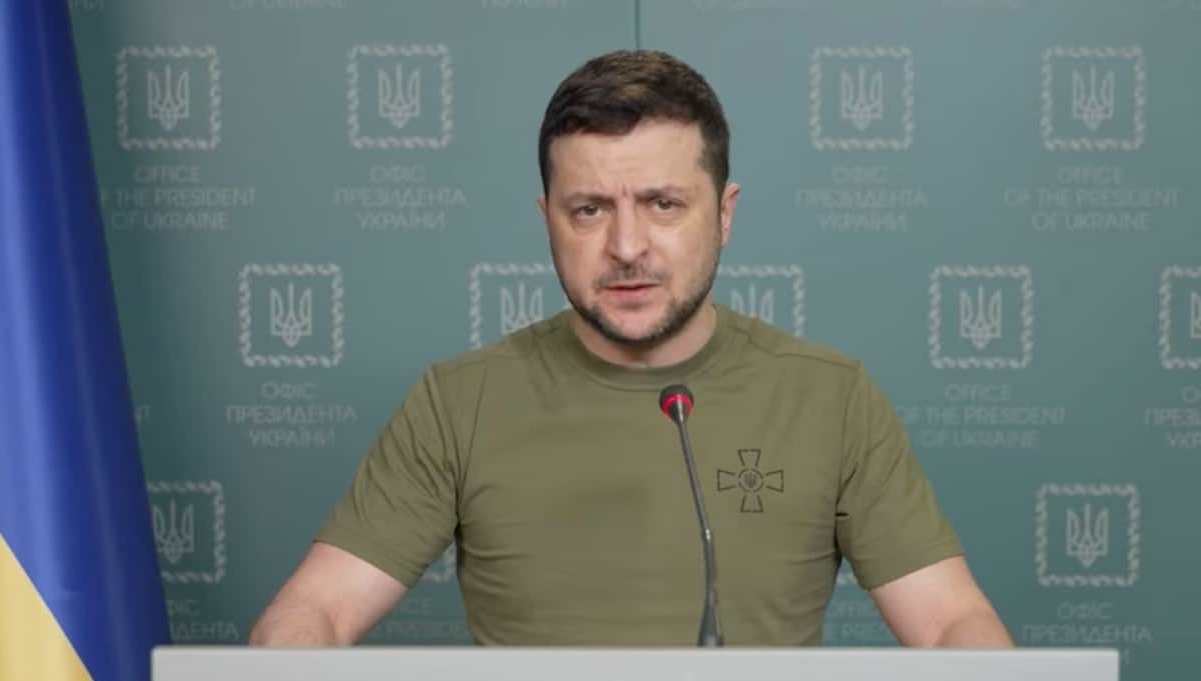 Zelensky, presidente de Ucrania, sufrió un accidente en auto y su estado es delicado