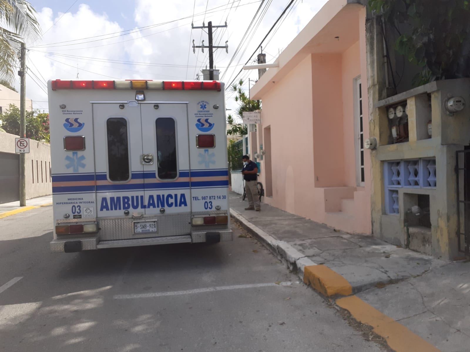 Una ambulancia llegó hasta la casa del hombre, pero paramédicos sólo confirmaron su muerte, por lo que dieron aviso a la Policía de Cozumel