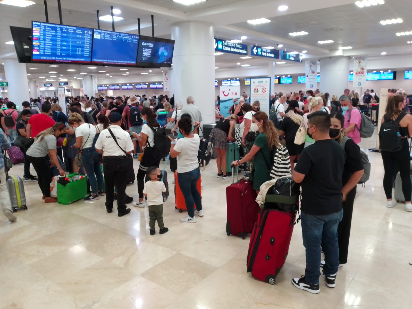 Entre los vuelos cancelados en el aeropuerto de Cancún se encuentran salidas hacia Chicago, Dallas y otras ciudades de Estados Unidos