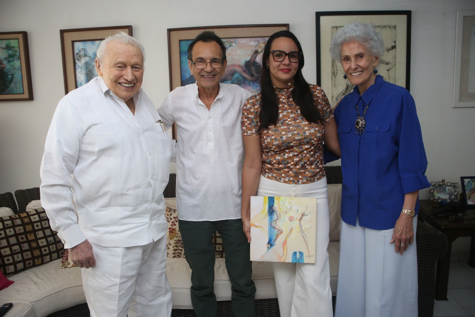 Don Mario Renato Menéndez Rodríguez y su esposa doña Alicia Menéndez Figueroa platicaron con el artista cubano Ernesto García Peña