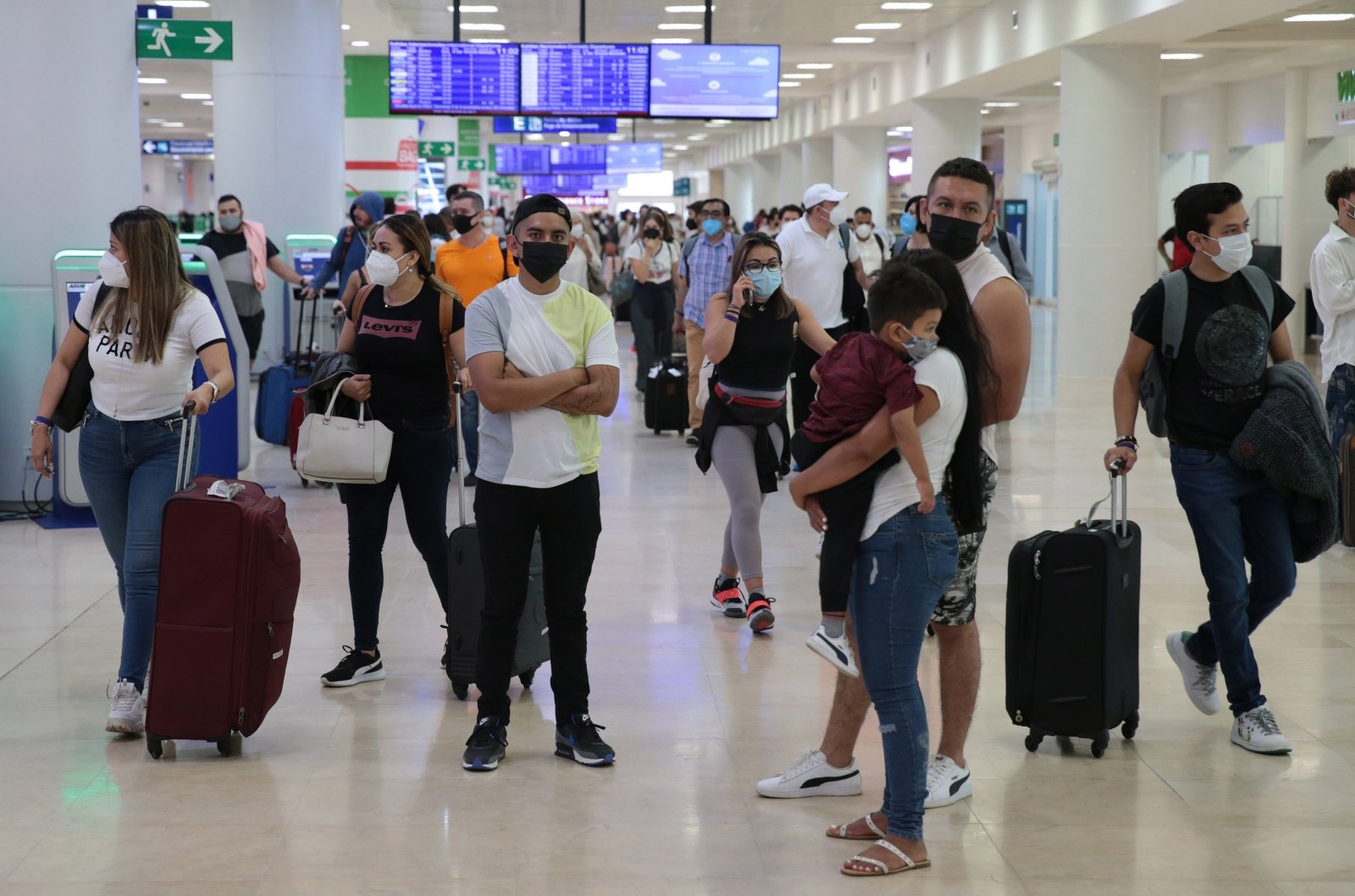 Familias completas llegaron a Cancún para disfrutar del sol, mar y arena, por lo que esperan que haya días soleados y no se registren lluvias