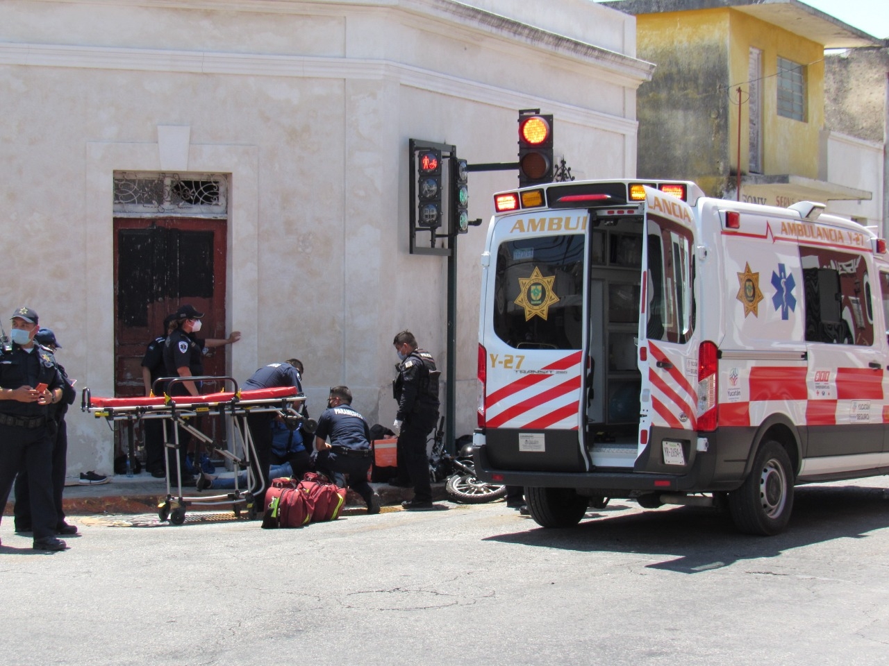 Dos lesionados en choque a motocicleta