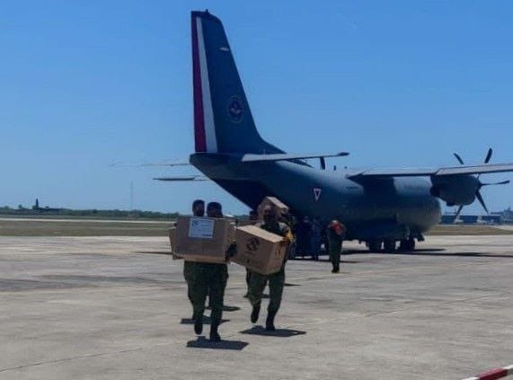 Elementos de las Fuerzas Armadas recibiendo los nuevos lotes de vacunas