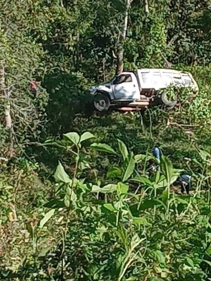 Tres muertos y ocho heridos dejó la volcadura de un camión que llevaba votantes para la consulta de Revocación de Mandato en Chiapas.