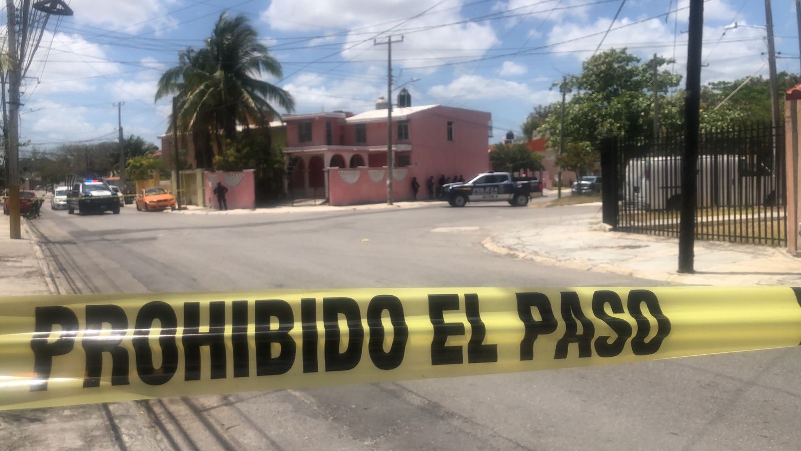 Los oficiales acordonaron la zona de la Unidad Morelos de Cancún tras confirmar el hallazgo del cuerpo putrefacto