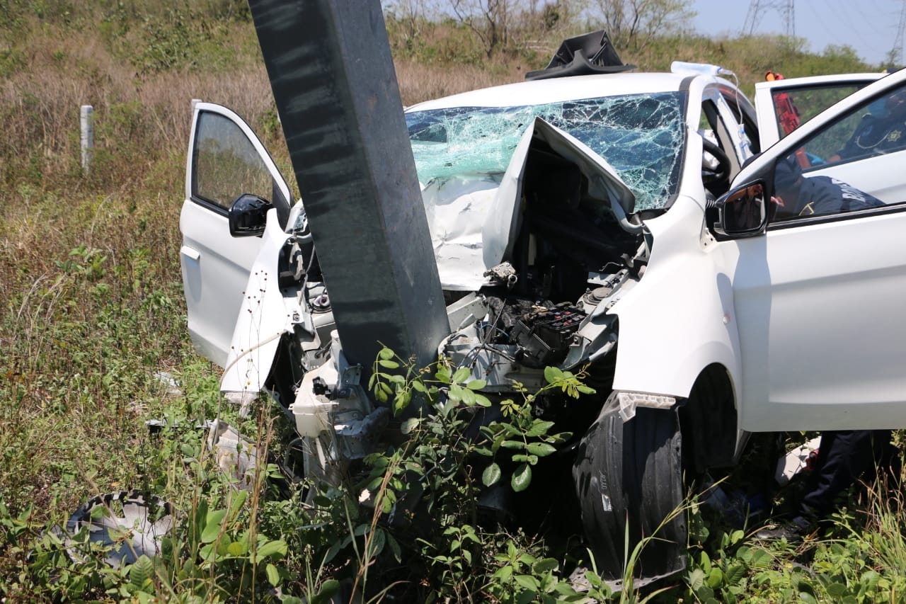 Automovilistas quedan prensados tras chocar contra poste en Mama-Chumayel