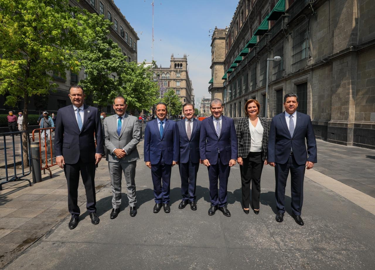 Gobernadores acuden a reunión con AMLO en Palacio Nacional