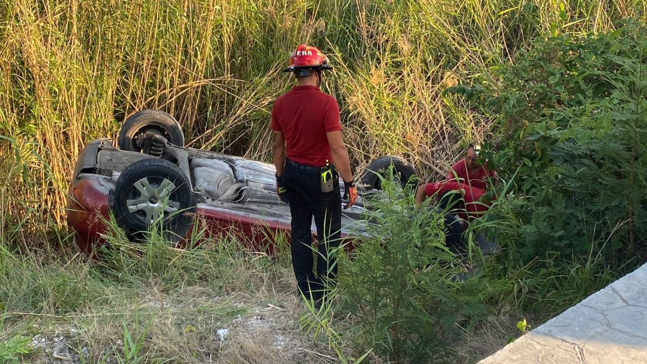 Conductor alcoholizado vuelca y queda prensado dentro de su auto, en Campeche