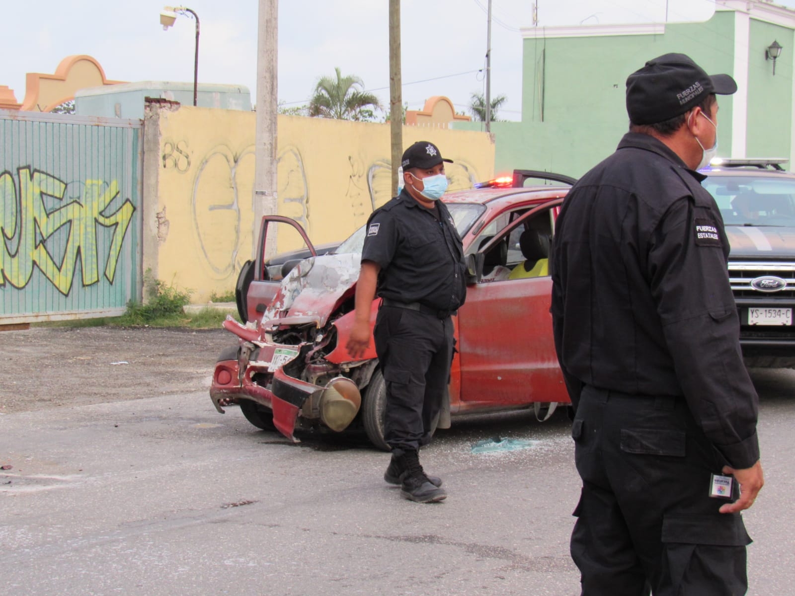 Al lugar llegaron elementos de la policía de Kanasín para acordonar el área donde se ve el cuerpo tirado