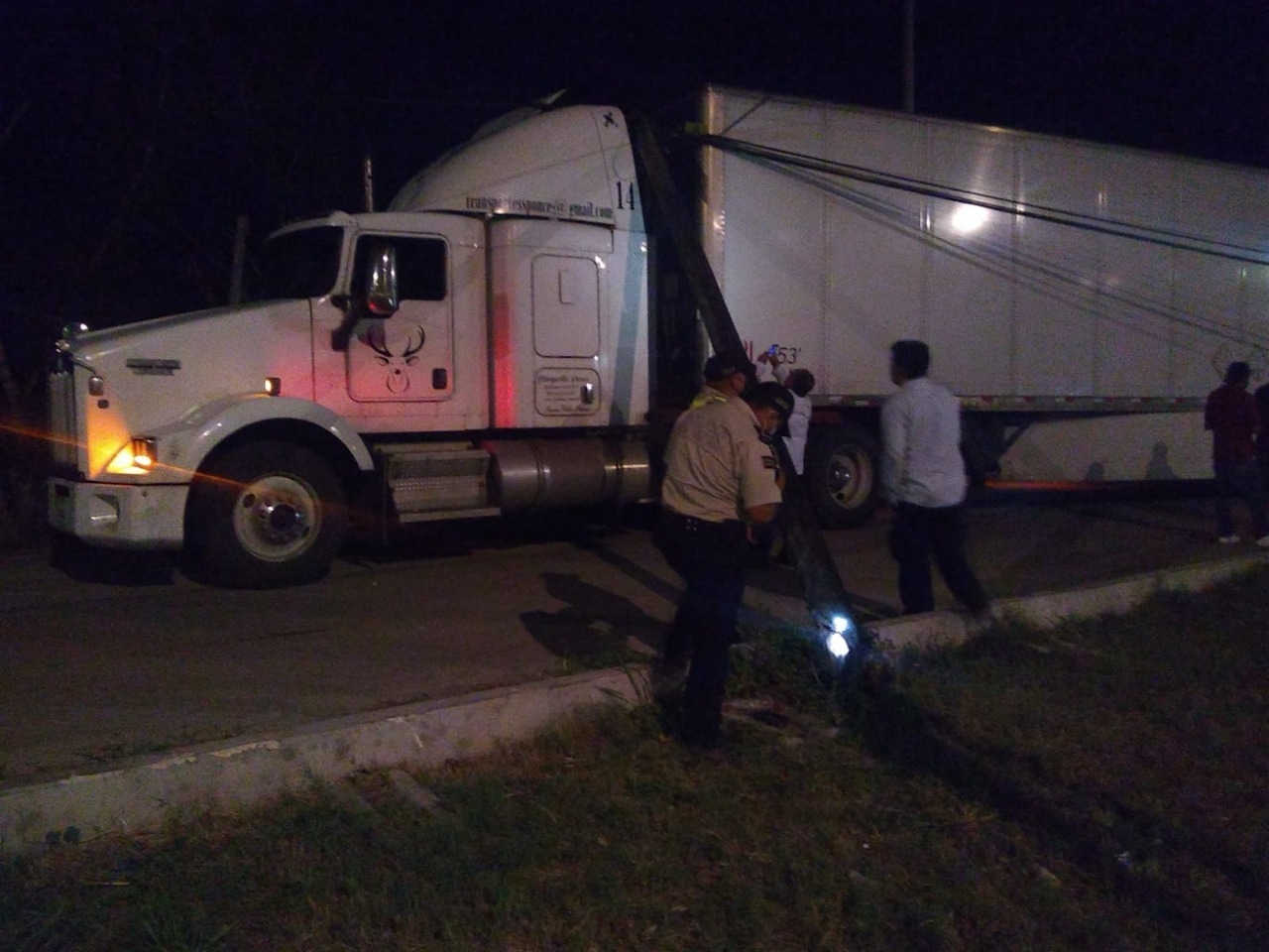 Conductor de un tráiler derriba poste de teléfono en el Periférico de Mérida