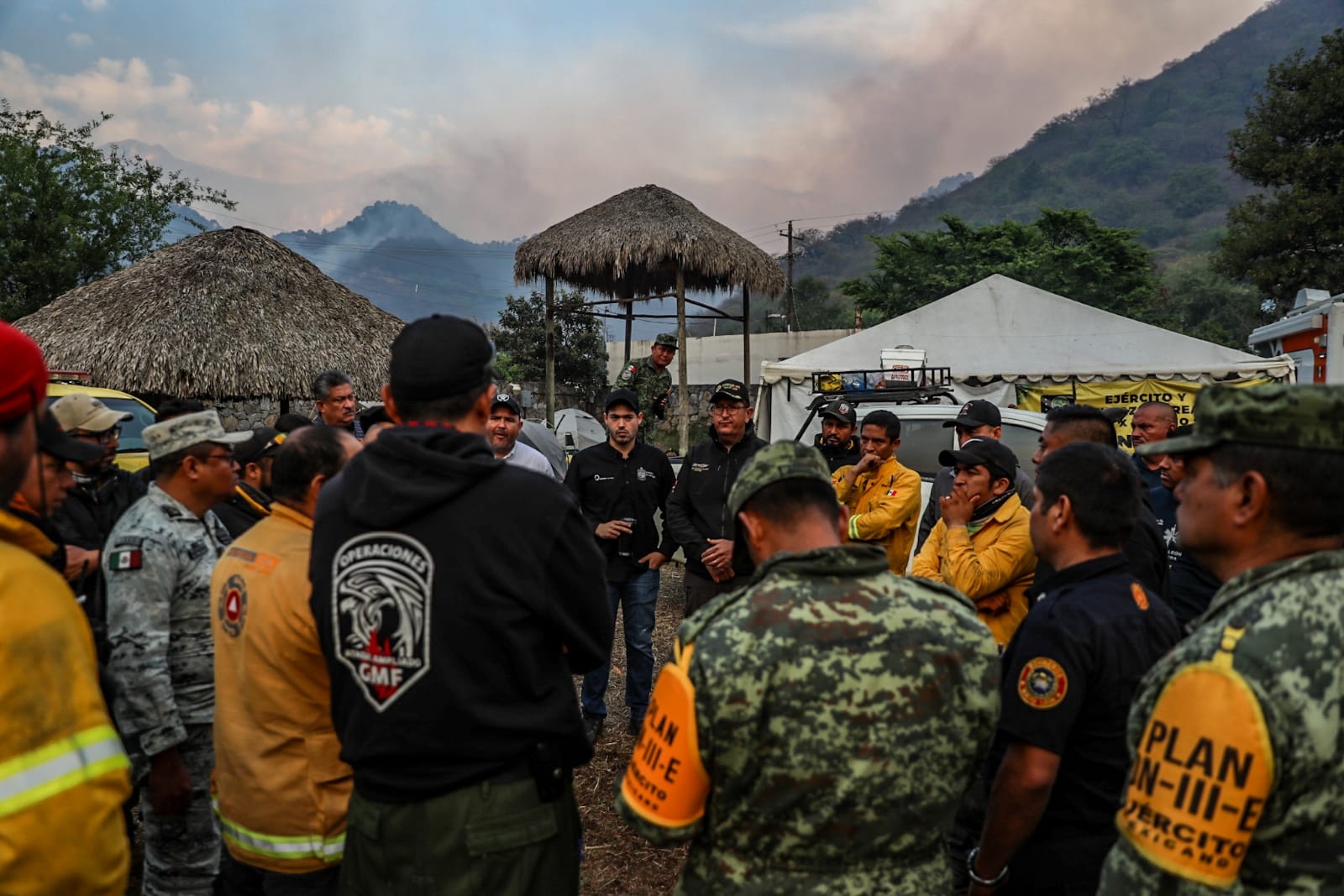 Las autoridades de Nuevo León se encuentran combatiendo el incendio en la Sierra de Santiago