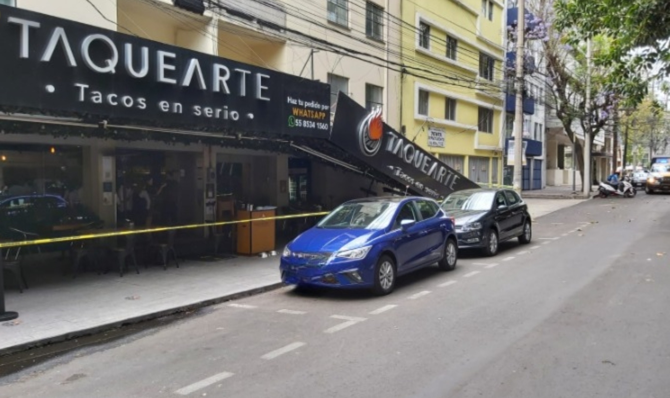 Cuerpos de emergencia coordinan el retiro del toldo de un restaurante ubicado en la calle de Culiacán, en la colonia Condesa