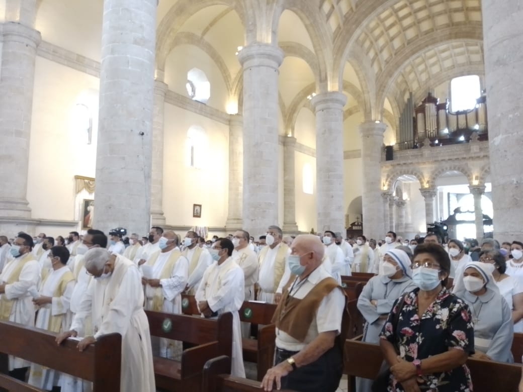 Más de mil 500 personas estuvieron presentes en la Misa Crismas encabezada por el Arzobispo de Yucatán