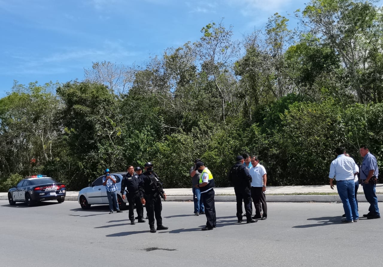 Elementos de la Policía de Playa del Carmen acudieron  la zona donde transportistas evitaban el trabajo de personal del Imoveqroo para controlar la situación