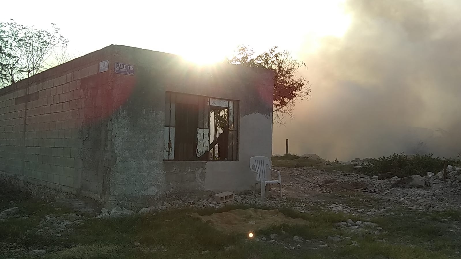 Bomberos intentan sofocar incendio en basurero clandestino en la colonia Núcleo: EN VIVO