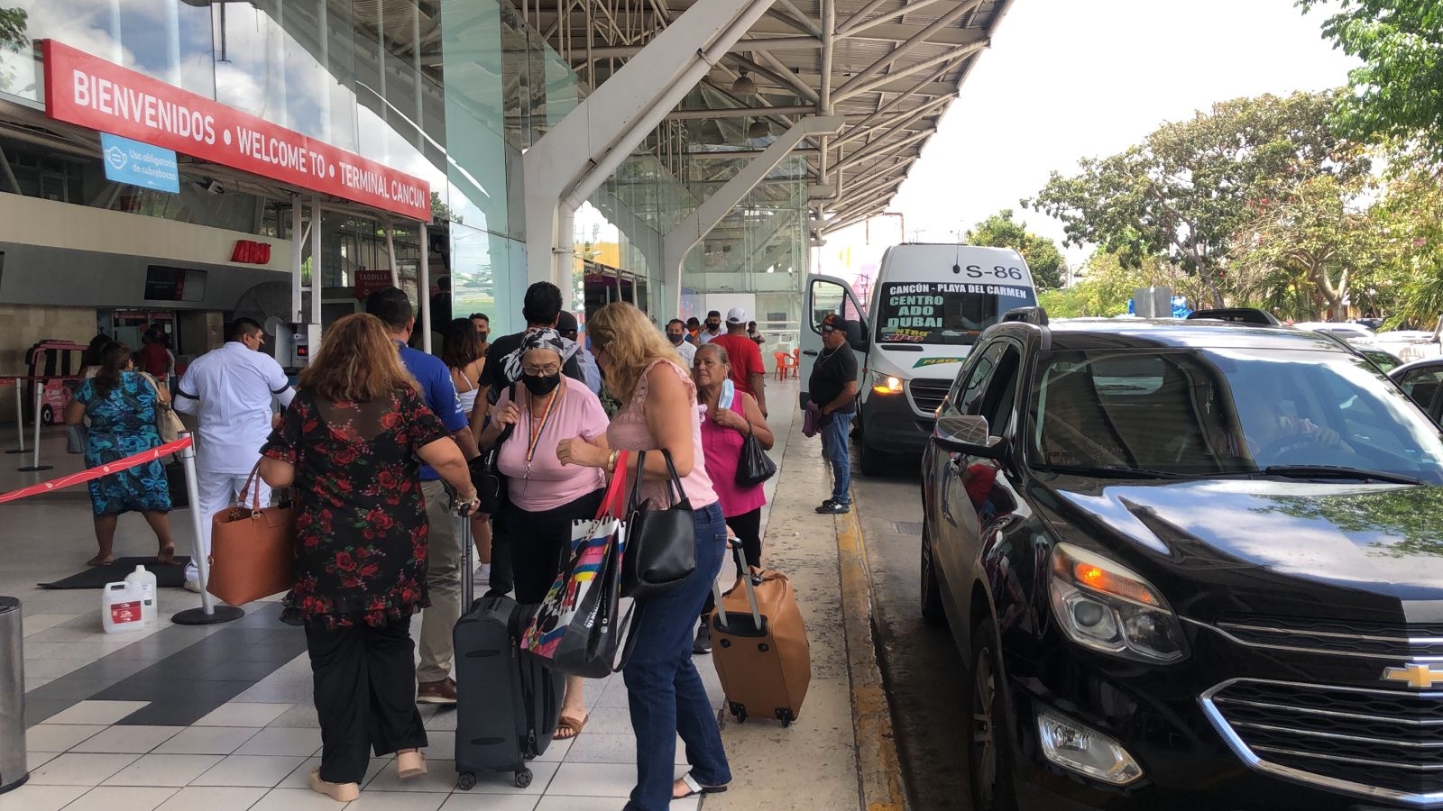 Taxistas de Cancún en la Terminal de ADO, indicaron que la mayoría de sus servicios son a turistas extranjeros