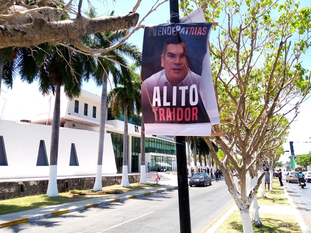 Las pancartas fueron colocadas en las calles de Campeche