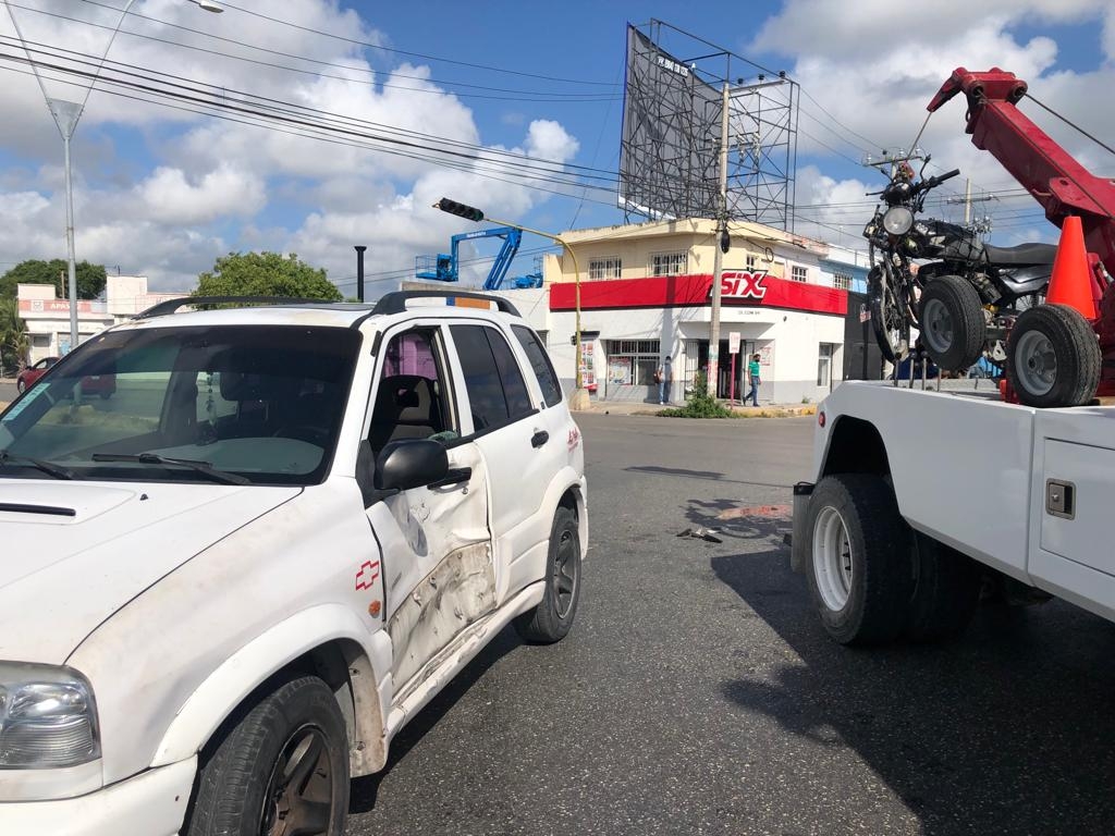 Losvehpiclos involucrados en el accidente en Cancún, terminaron en el corralón de Tránsito Municipal al no haber acuerdo entre sus conductores