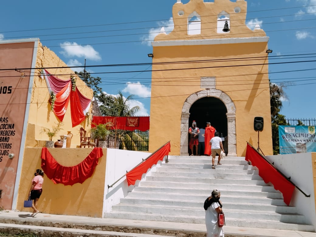 La iglesia de Acanceh forma parte de la escenografía para la representación del Viacrucis