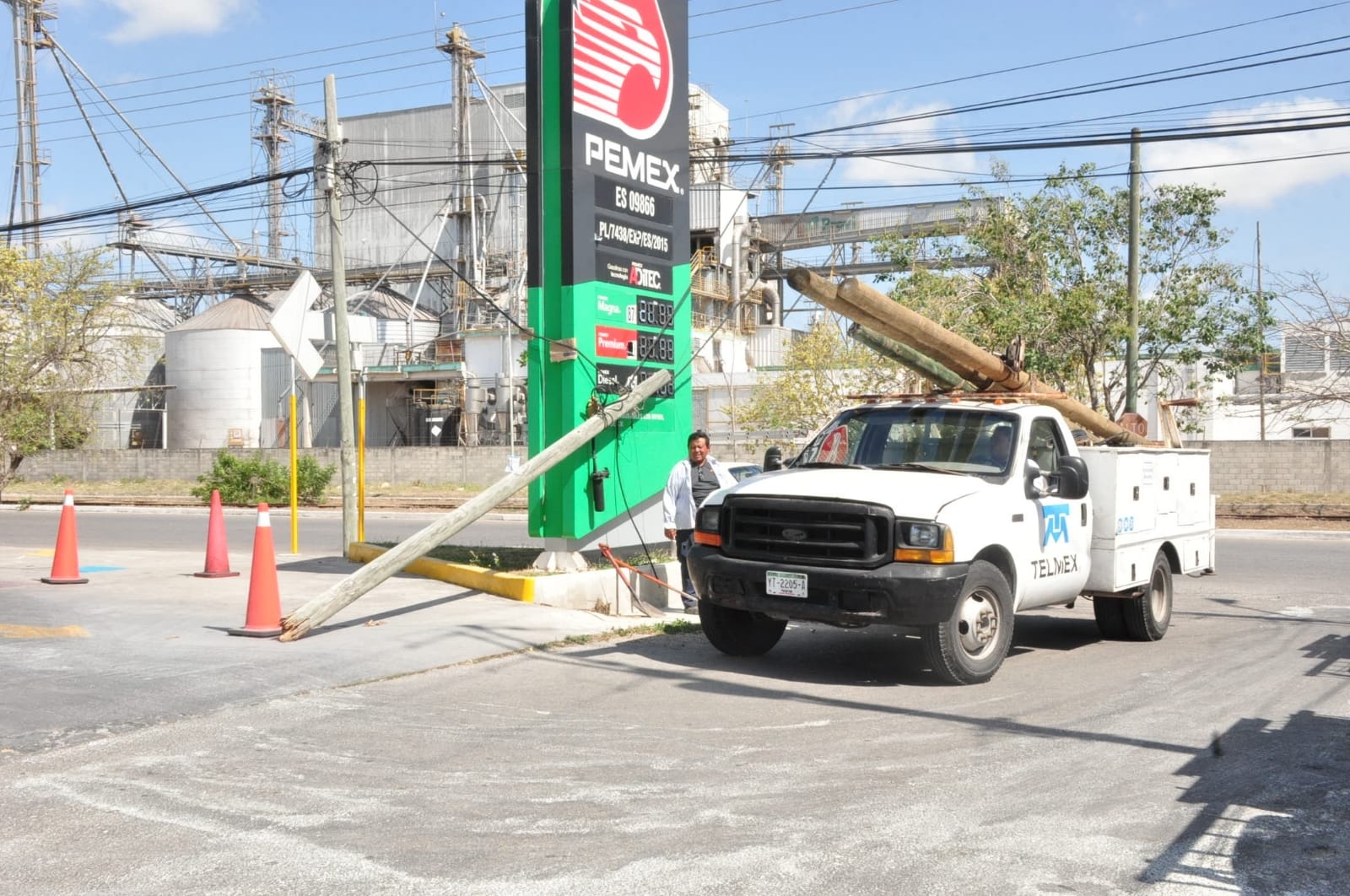 Tras el incidente, arribó personal de Telmex para cambiar el poste dañado