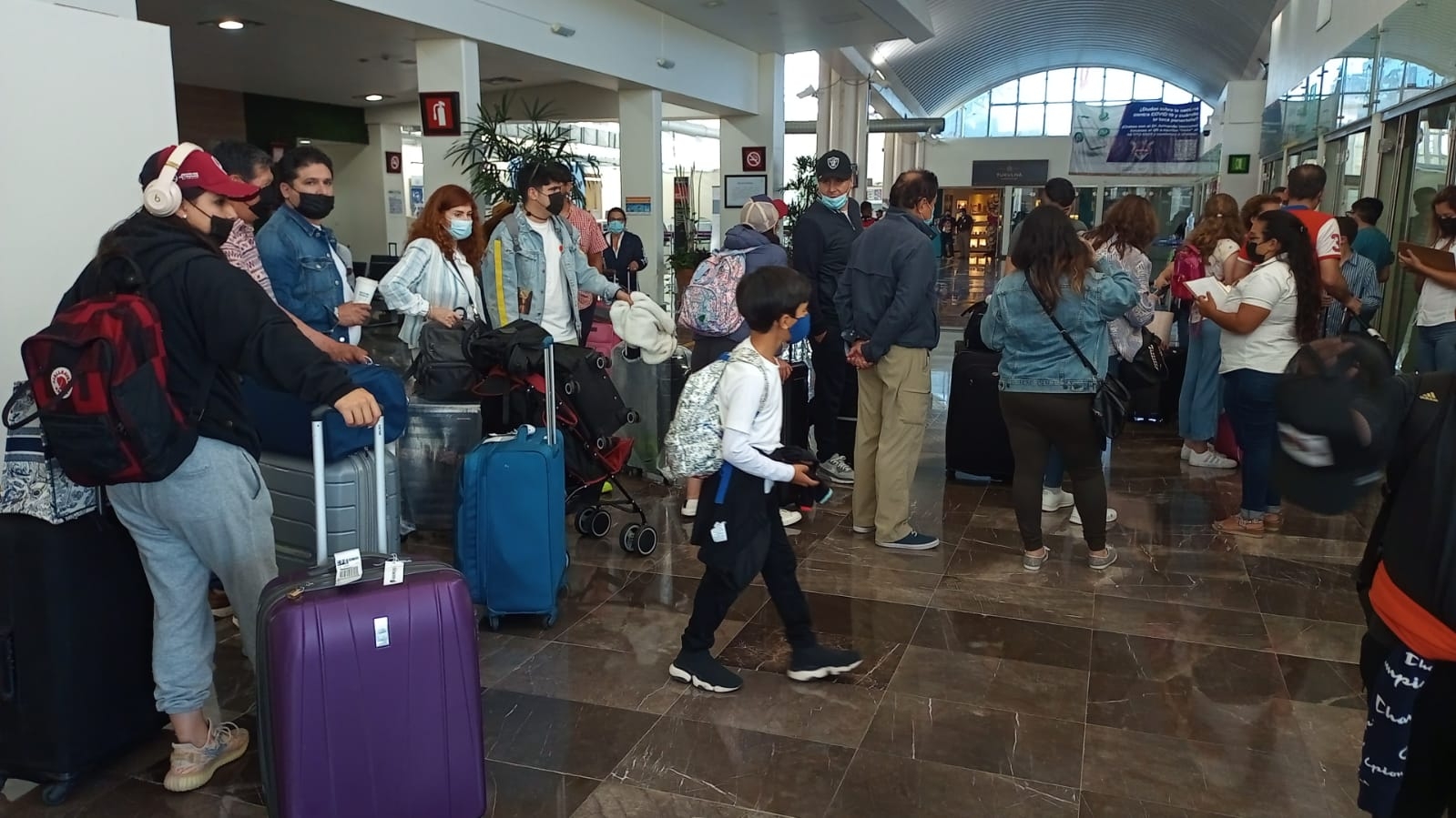 Turistas abarrotan el aeropuerto de Campeche este Viernes Santo