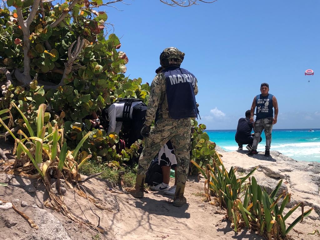 El joven detenido en posesión de droga fue llevado a la FGE Quintana Roo, en Cancún, para definir su situación jurídica