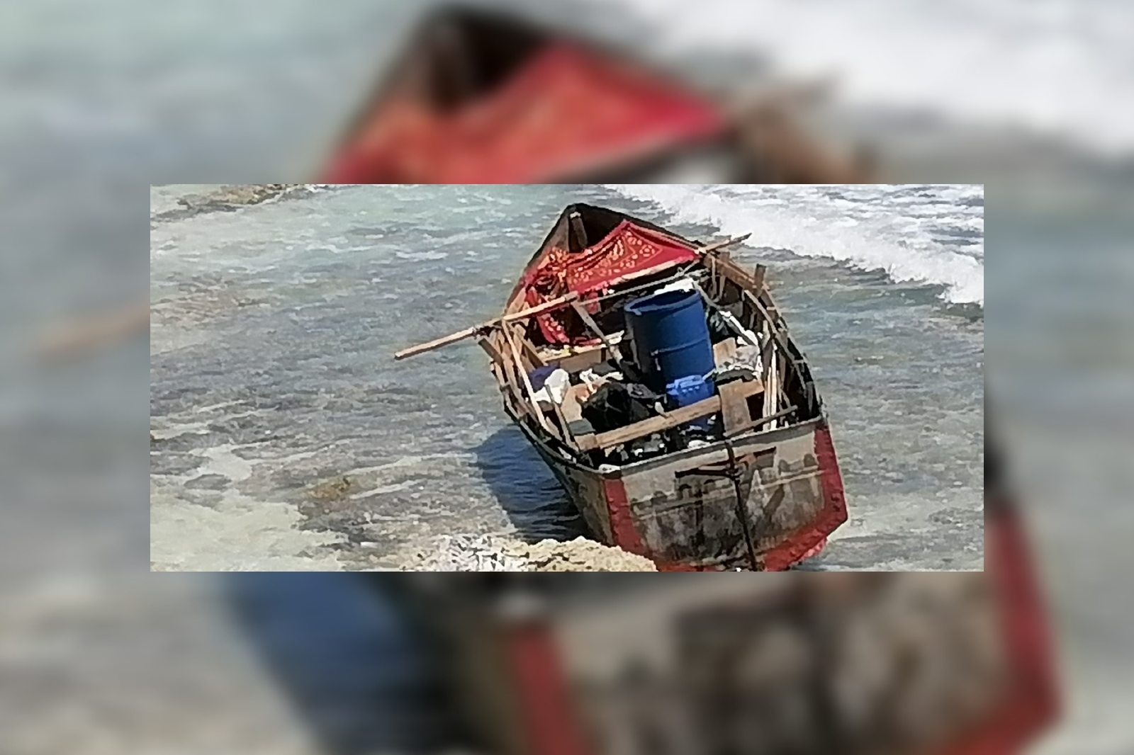 La embarcación en la que venían los migrantes quedó abandonada frente al fraccionamiento Fovissste de Isla Mujeres