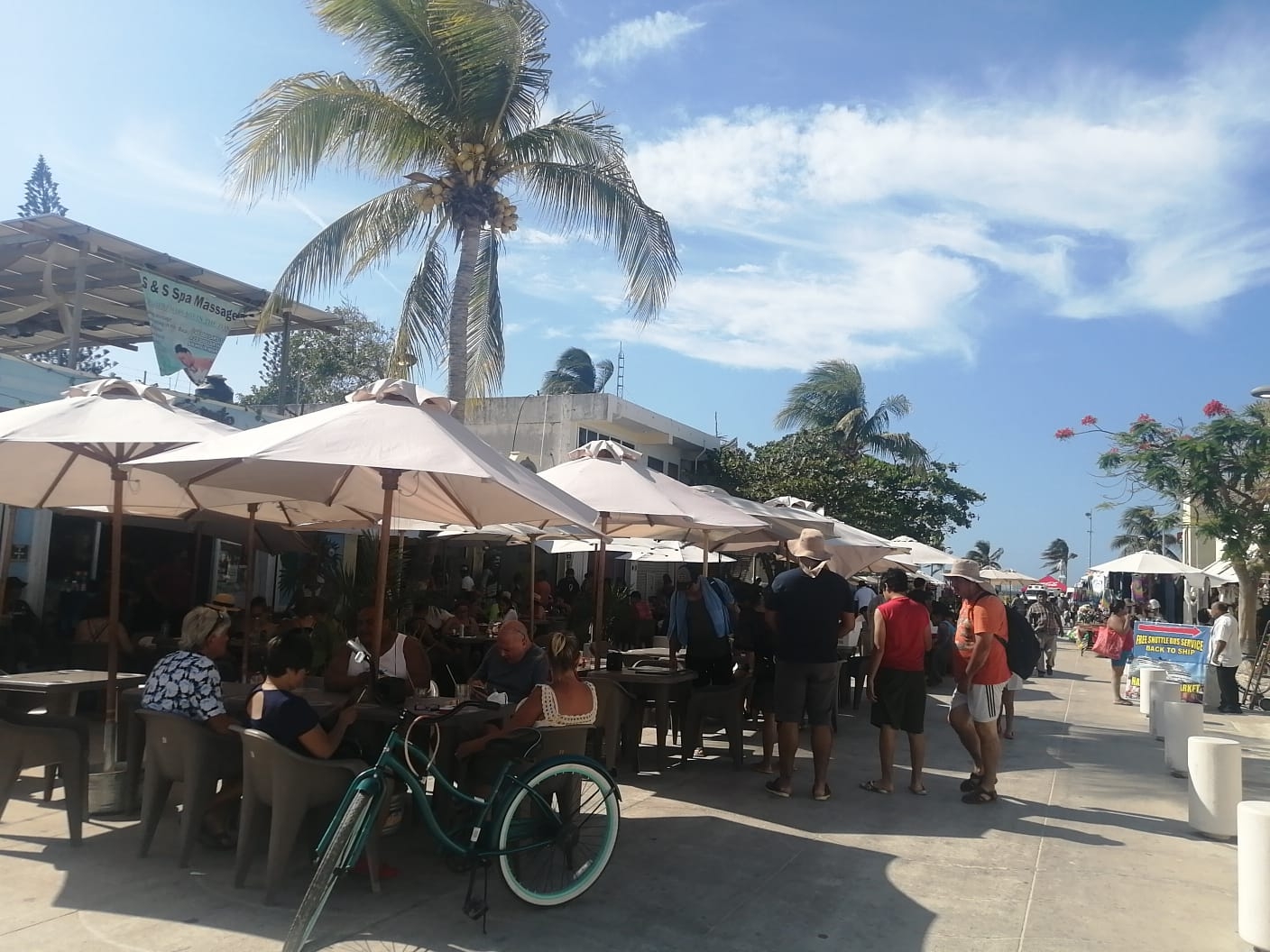 Miles de turistas llegan a Progreso en Viernes Santo
