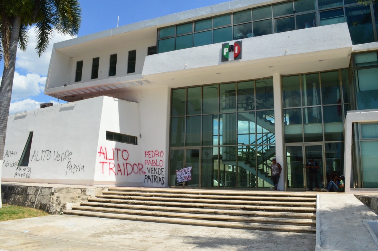 Layda Sansores llega al edificio del PRI en Campeche para apoyar a manifestantes