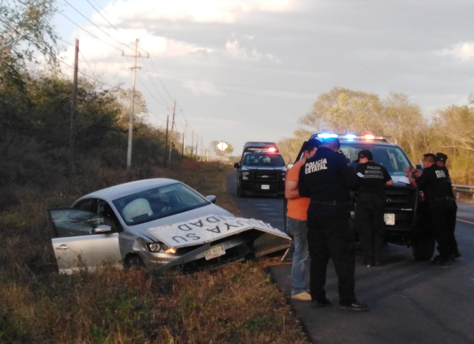 Doctor se duerme al volante y termina fuera de la carretera Mérida-Tizimín