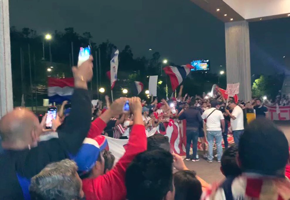 Chivas le pide a su afición 'no a la violencia' tras agresiones contra sus jugadores en la CDMX