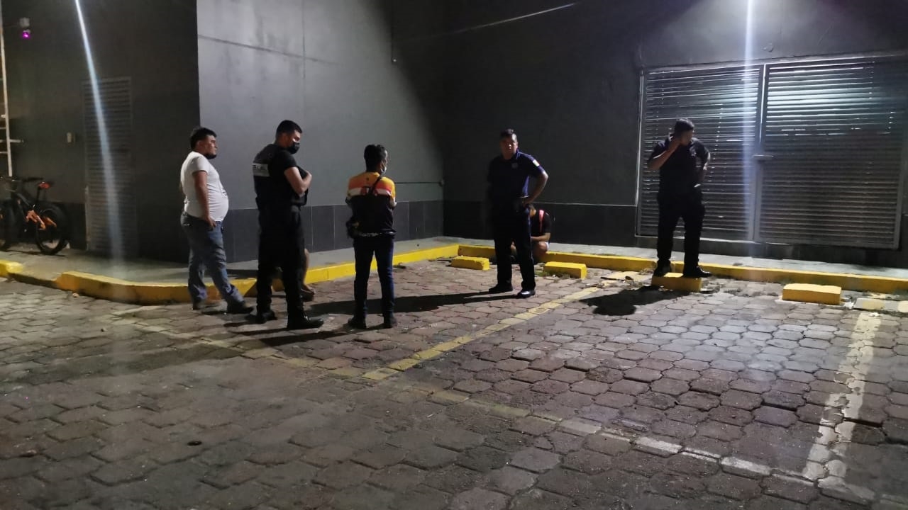 Detienen a joven exhibicionista que caminaba por la calle en Ciudad del Carmen