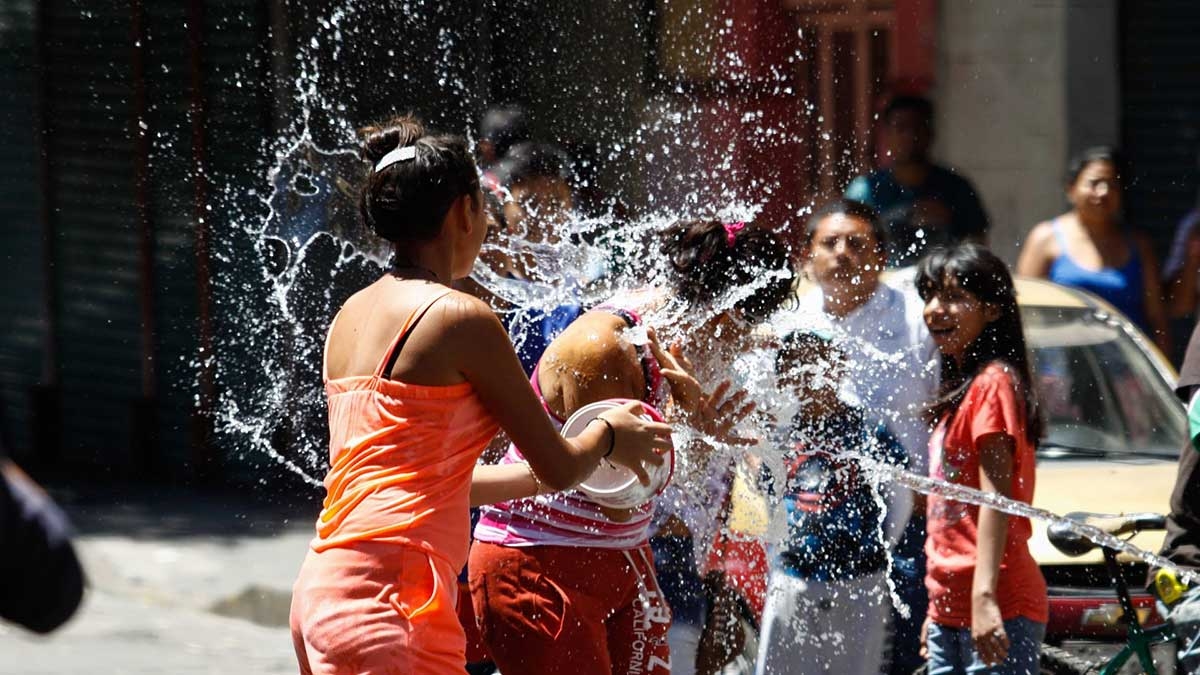 En la Edad Media el Sábado de Gloria la gente se lanzaba agua para lavar sus pecados.