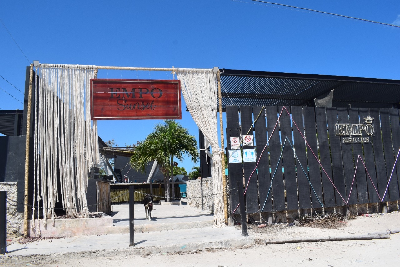 Antro Emporio en la zona de discos en el puerto de Chicxulub