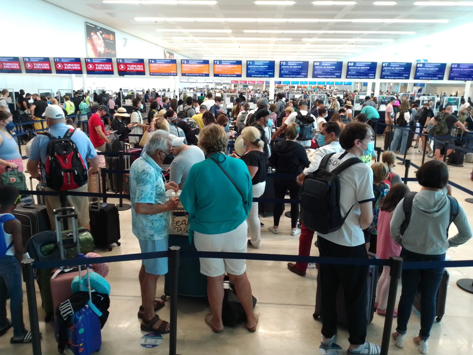 Aún con la cancelación de salidas, el Aeropuerto Internacional de Cancún registró una afluencia promedio de 400 pasajeros en sus terminales este 18 de abril